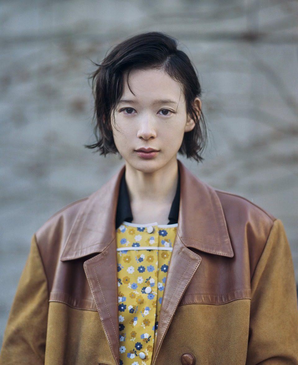 アウター¥1,243,000、ドレス¥467,500、セーター¥209,000※全て予定価格(全てミュウミュウ/ミュウミュウ クライアントサービス)