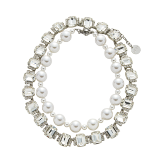 ビジューネックレス¥64,900、パールネックレス¥39,600