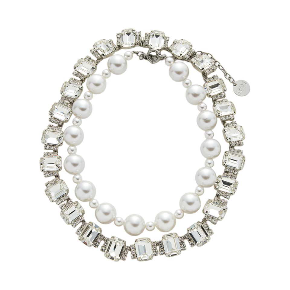 ビジューネックレス¥64,900、パールネックレス¥39,600