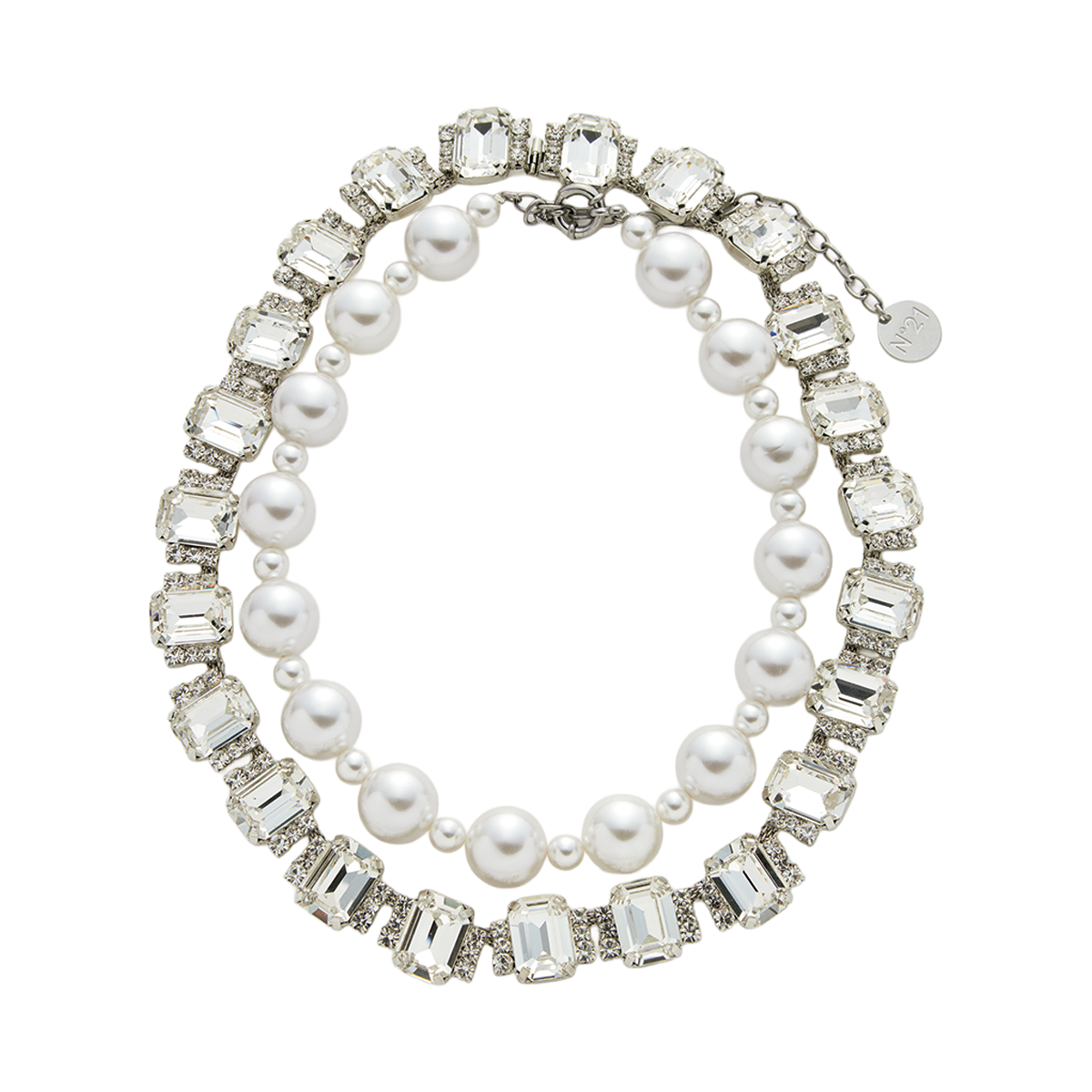 ビジューネックレス¥64,900、パールネックレス¥39,600