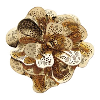 ブローチ¥57,200（ジミー チュウ）