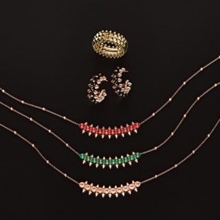 上から：「クラッシュ ドゥ カルティエ」リング［YG］¥792,000、同 イヤリング［PG×オニキス］¥1,346,400、同ネックレス［PG×レッドアゲート］¥957,000、同 ネックレス［PG×グリーンアゲート］¥957,000、同 ネックレス［PG×ピンクカルセドニー］¥957,000（全てカルティエ／カルティエ カスタマー サービスセンター）