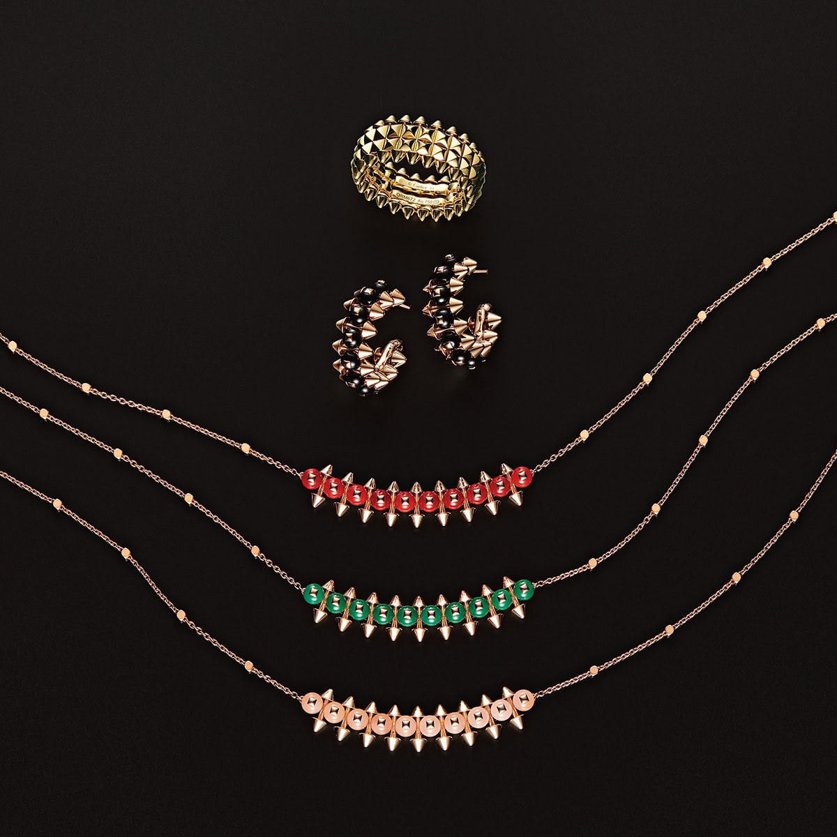 上から：「クラッシュ ドゥ カルティエ」リング［YG］¥792,000、同 イヤリング［PG×オニキス］¥1,346,400、同ネックレス［PG×レッドアゲート］¥957,000、同 ネックレス［PG×グリーンアゲート］¥957,000、同 ネックレス［PG×ピンクカルセドニー］¥957,000（全てカルティエ／カルティエ カスタマー サービスセンター）