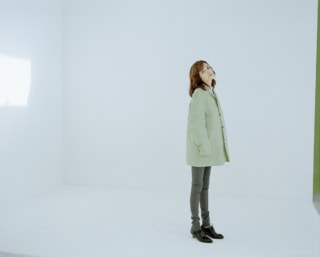 ジャケット¥407,000、ニット¥192,500、パンツ¥192.500、シューズ¥214,500（全てジル サンダー／ジルサンダージャパン）