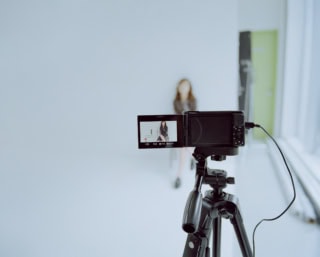 ジャケット¥407,000、ニット¥192,500、パンツ¥192.500、シューズ¥214,500（全てジル サンダー／ジルサンダージャパン）