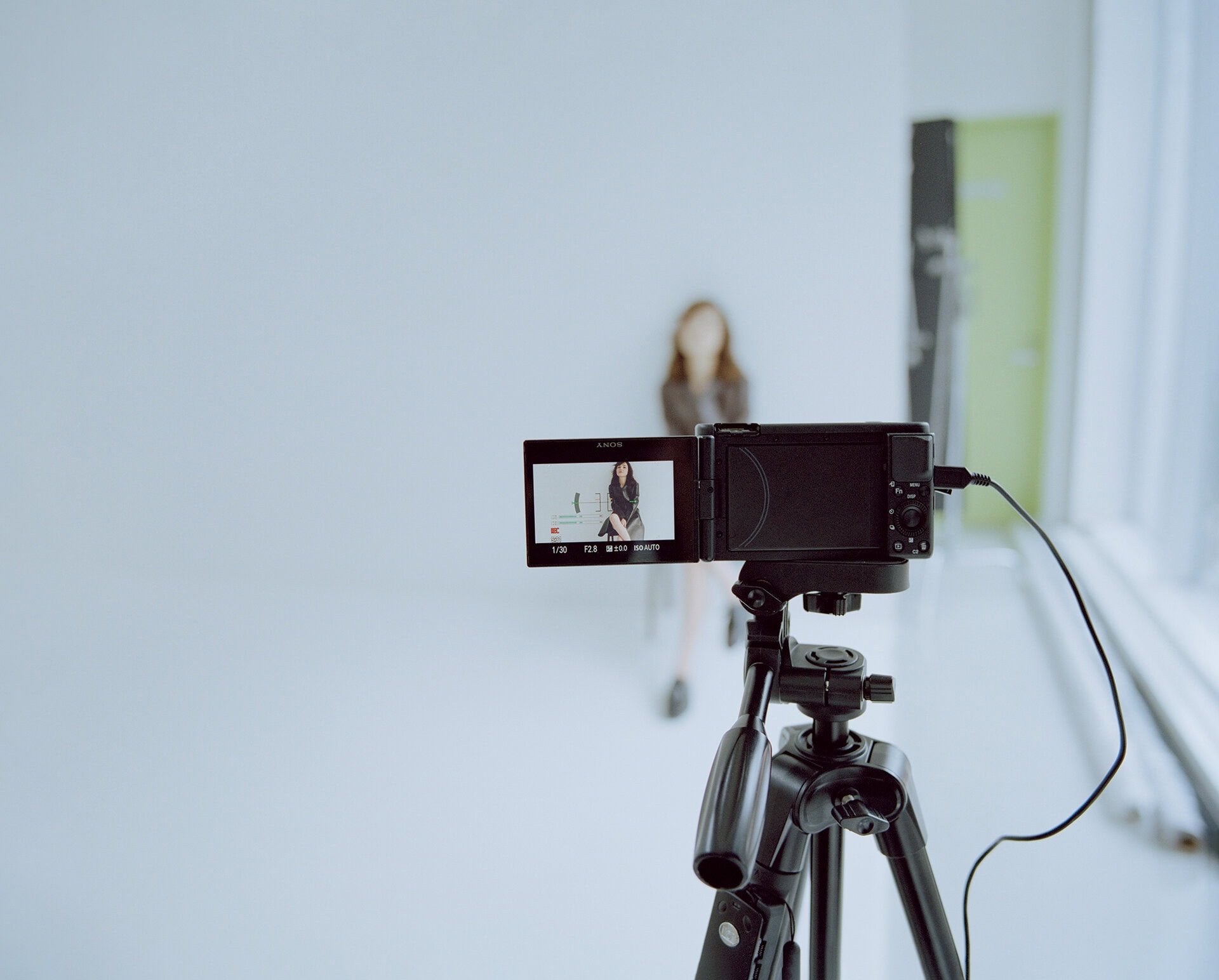 ジャケット¥407,000、ニット¥192,500、パンツ¥192.500、シューズ¥214,500（全てジル サンダー／ジルサンダージャパン）