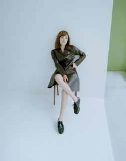 コート¥1,735,800、シューズ¥162,800（共にジル サンダー／ジルサンダージャパン）