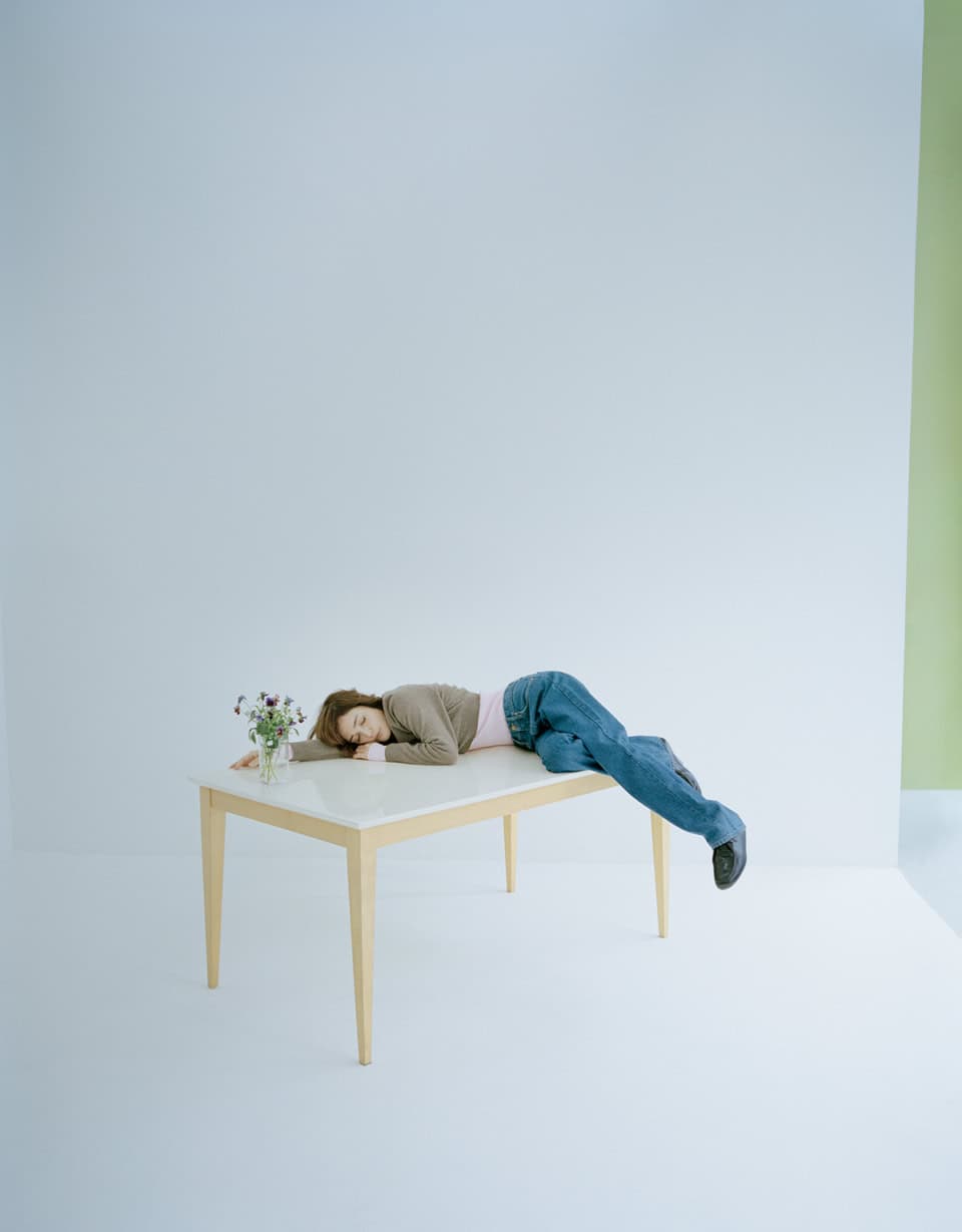 ブラウンニット¥184,800、ピンクニット ¥192,500、ブルービブニット¥82,500、パンツ¥192,500、シューズ¥162,800（全てジル サンダー／ジルサンダージャパン）