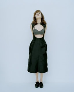 ドレス¥583,000、シューズ¥162,800（ジル サンダー／ジルサンダージャパン）