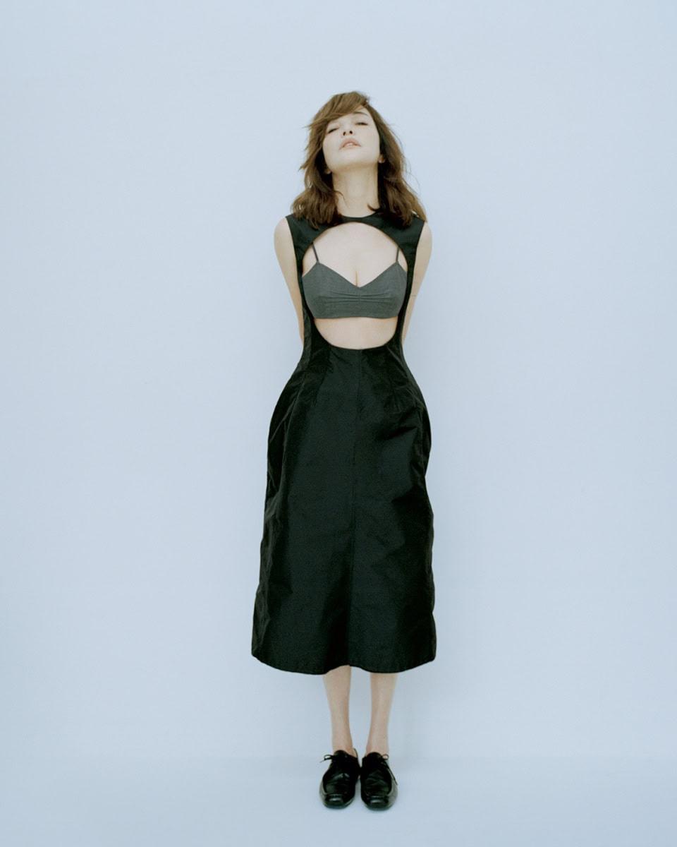 ドレス¥583,000、シューズ¥162,800（ジル サンダー／ジルサンダージャパン）