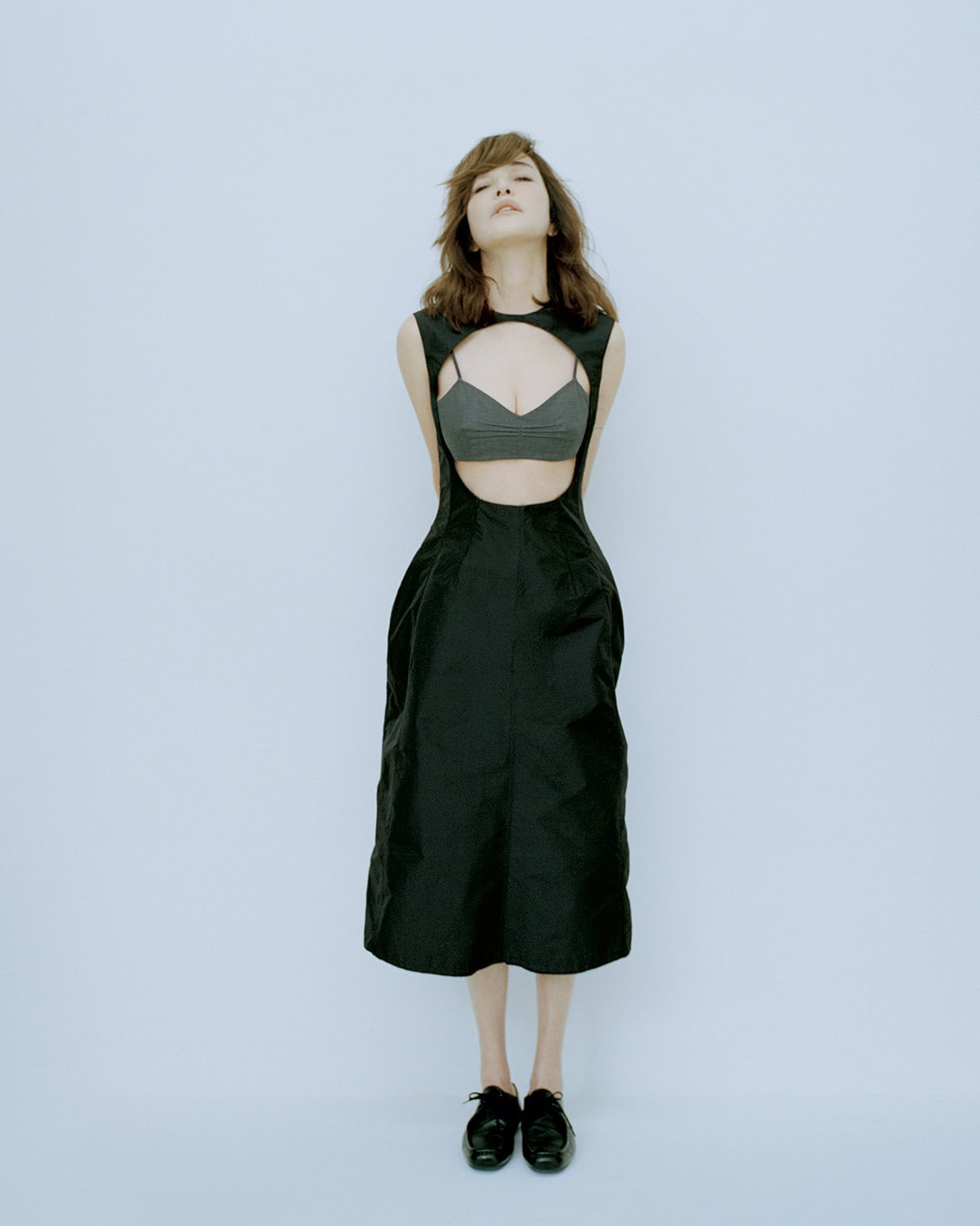 ドレス¥583,000、シューズ¥162,800（ジル サンダー／ジルサンダージャパン）