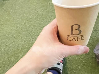 カフェも出店――アイスコーヒーでブレイクタイム