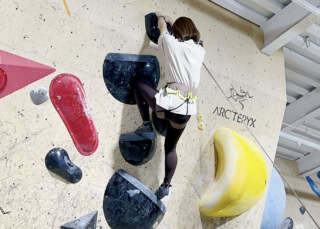 ハーネスを着けて、ロープクライミング体験