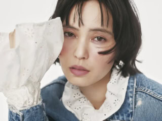 レースブラウス付きデニムジャケット¥110,000（ホリディ／フラッグシップサロンオフィス）、シングルピアス 各¥36,300（共にマリア ブラック／マリア ブラック 表参道店）