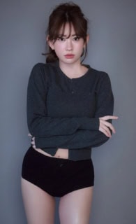 カーディガン※ビスチェとセット¥12,100（dium.／インティ）、ショートパンツ¥4,390（ザラ／ザラ カスタマーサービス）