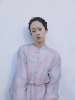 ジャケット ¥308,000、中に着たニット ¥38,500、スカート ¥293,700（全てマメ クロゴウチ／マメ クロゴウチ オンラインストア）、イヤーカフ ¥132,000（カラットアー／イセタンサローネ トウキョウ）