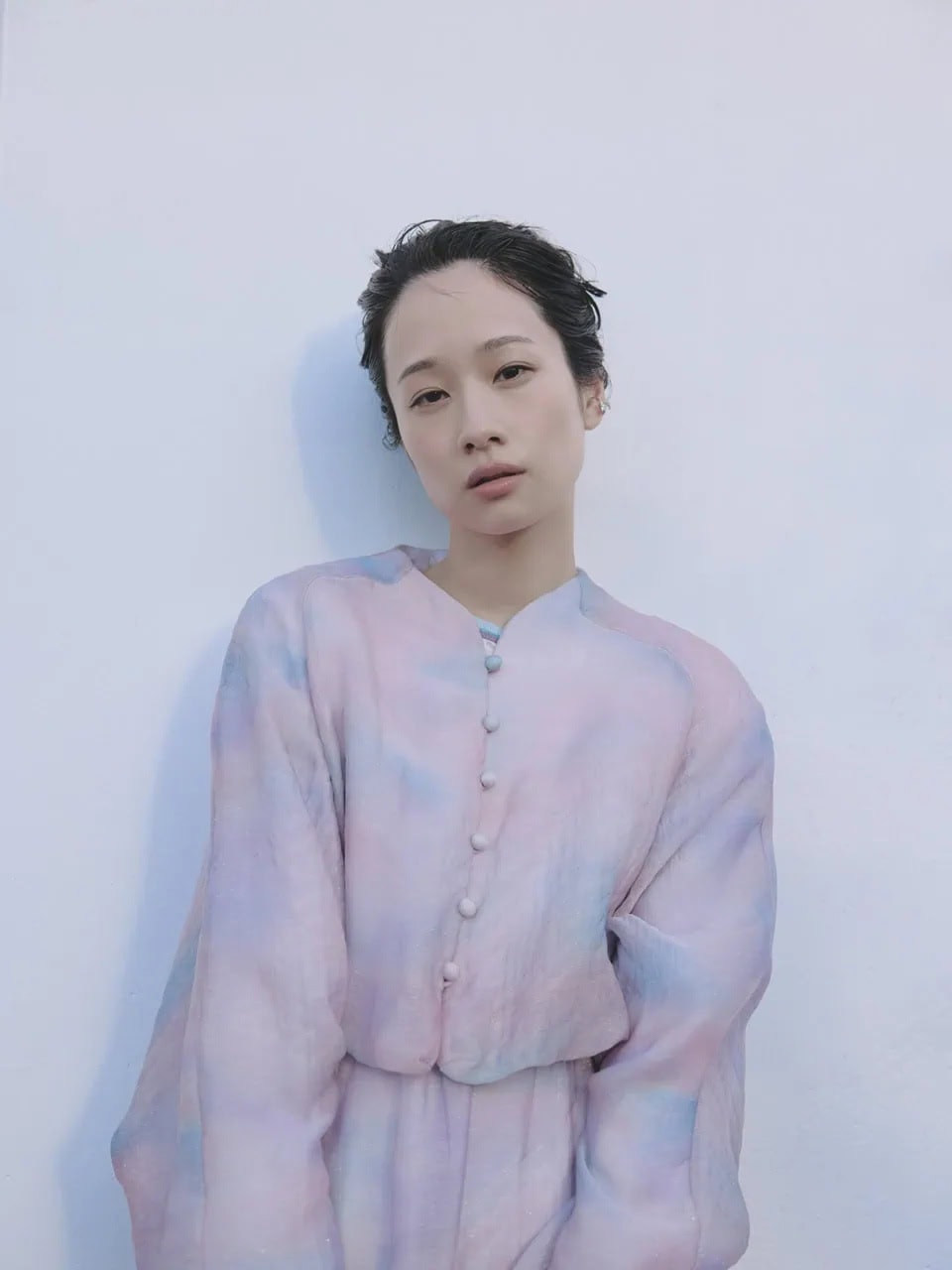 ジャケット ¥308,000、中に着たニット ¥38,500、スカート ¥293,700（全てマメ クロゴウチ／マメ クロゴウチ オンラインストア）、イヤーカフ ¥132,000（カラットアー／イセタンサローネ トウキョウ）