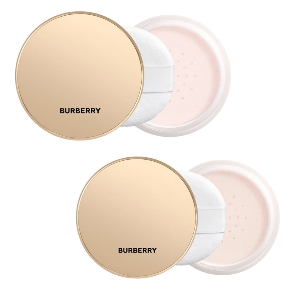 シンプルで洗練されたパッケージも美しい。バーバリー ビヨンド ウェア フィニッシング & スムージング ルース パウダー 18ｇ 全2色 各￥7,920（バーバリー ビューティ／コティジャパン）