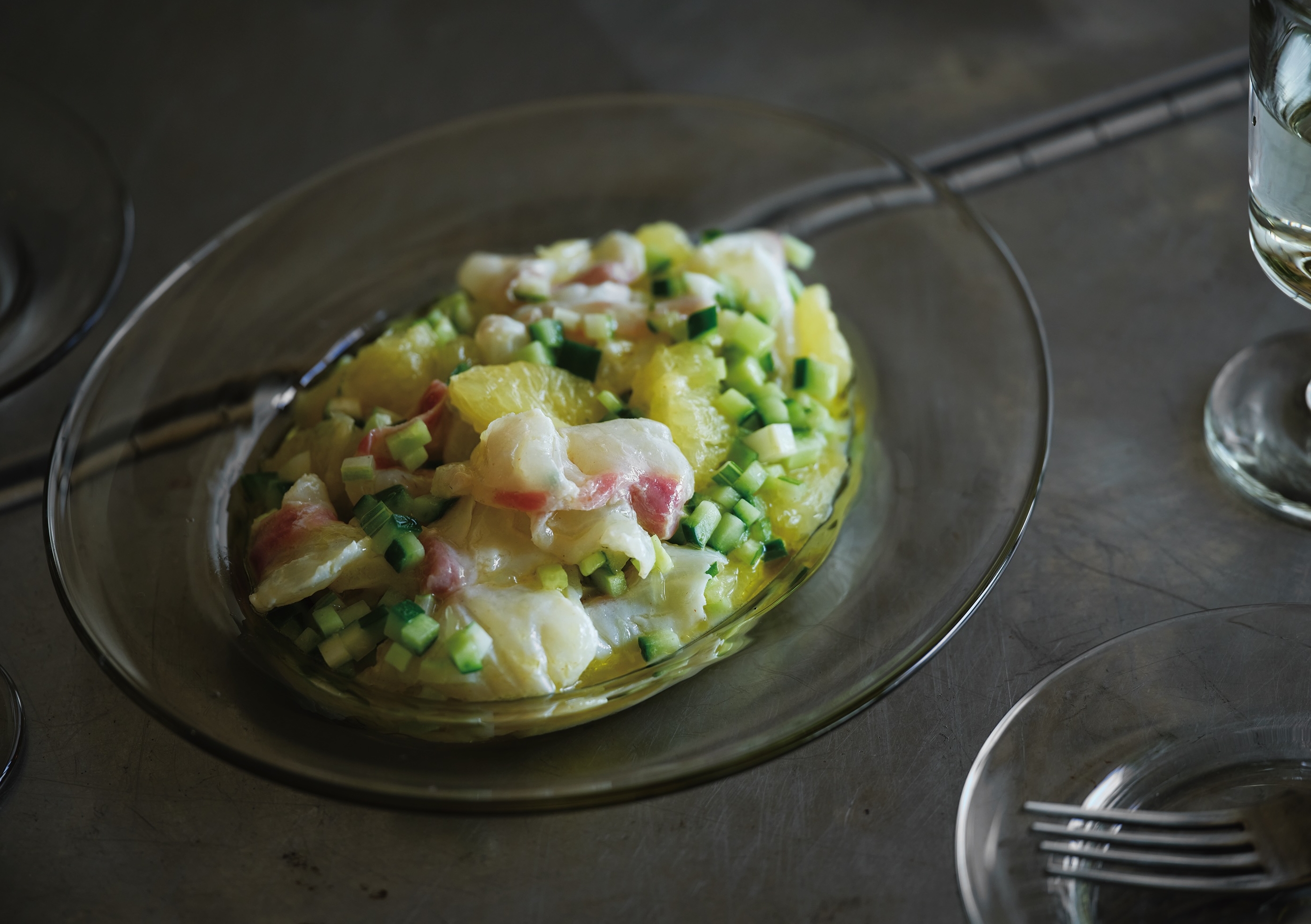 刺し身をグレープフルーツと合わせ、軽やかな味わいに。タバスコ®のピリッとした辛みが魚とフルーツを調和させた一品。