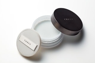 アドバンスドエシリアルスムースオペレーター ルースパウダー X04 ¥6,050(THREE・4月10日限定発売)