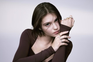 ［K18イエローゴールド］¥275,000（タサキ）、リング〈バランス シェイプ シグネチャー〉［K18ホワイトゴールド］¥280,500（タサキ）