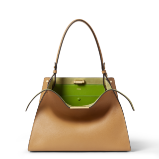 バッグ〈フェンディ ウェイ ミディアム〉［H27×W36×D13㎝］¥588,500（フェンディ／フェンディ ジャパン）