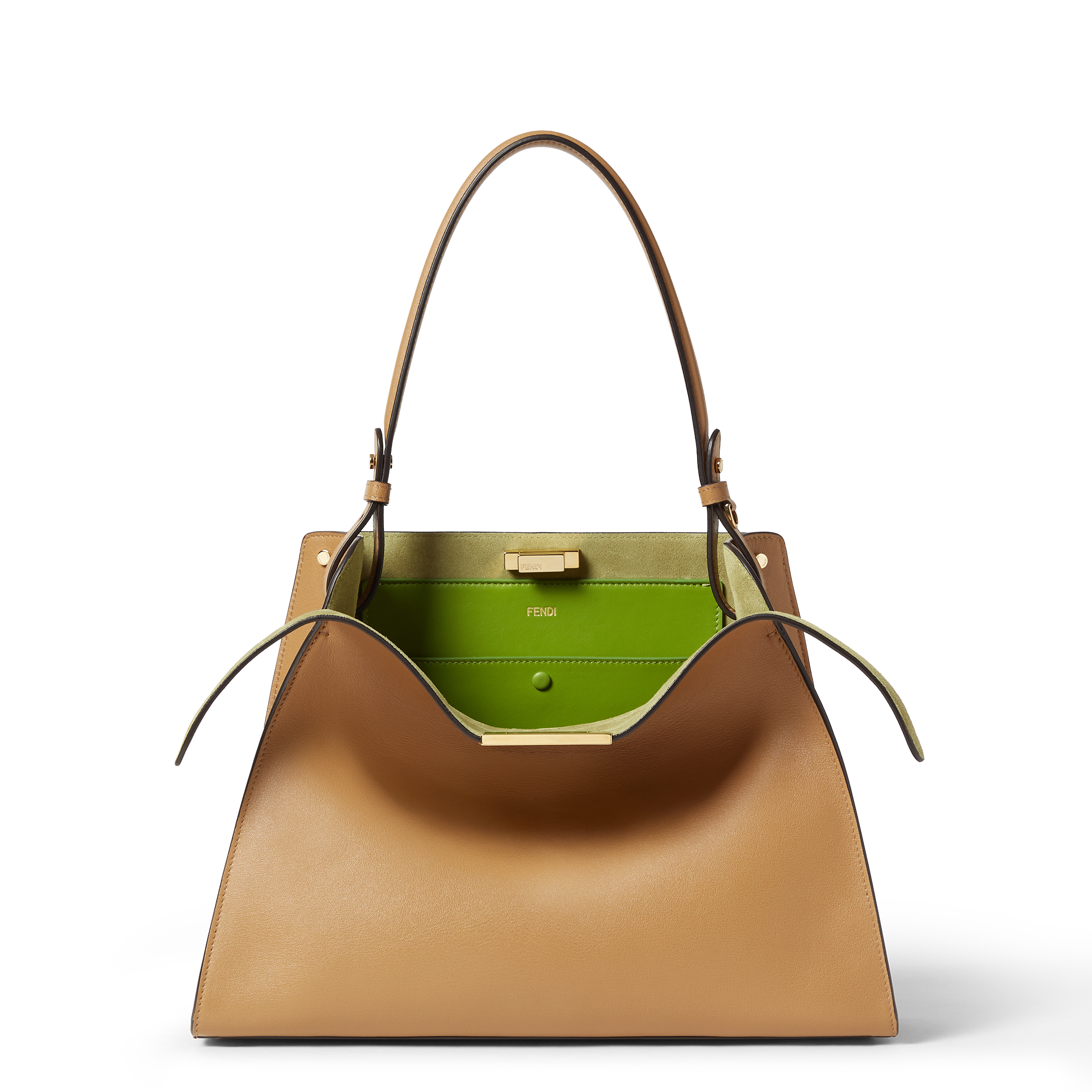 バッグ〈フェンディ ウェイ ミディアム〉［H27×W36×D13㎝］¥588,500（フェンディ／フェンディ ジャパン）