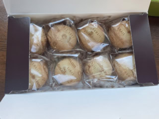 【ビッグアイランド・キャンディーズ】個包装だから職場のおみやげにもぴったりですよね。8個入りで15ドル（日本円で約2,325円）。