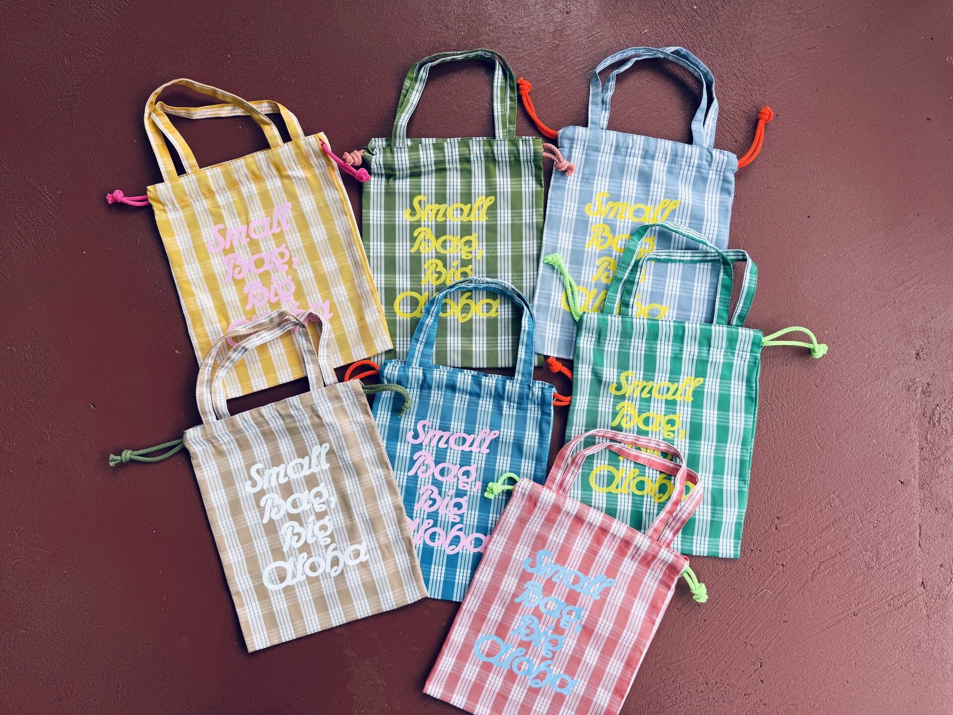 【the Fanon】カラフルでレタードも可愛くて、いつも迷うやつ。新作の巾着トートバッグ各32ドル（日本円で約4,960円）。