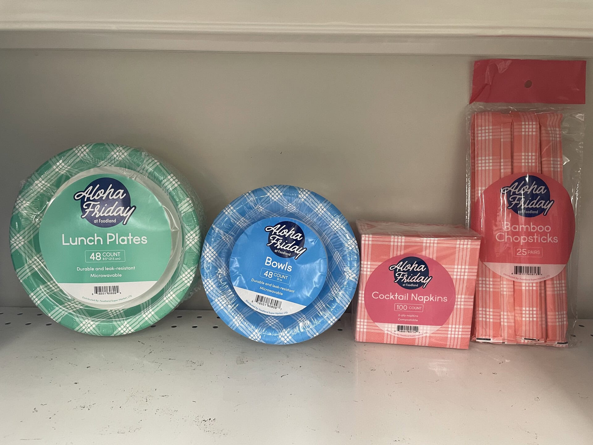【フードランドのパラカチェック柄ピクニックシリーズ】ランチプレート5.99ドル（約928円）、ボウル5.99ドル（約928円）、カクテルナプキン4.29ドル（約665円）、割りばし1.99ドル（約308円）。