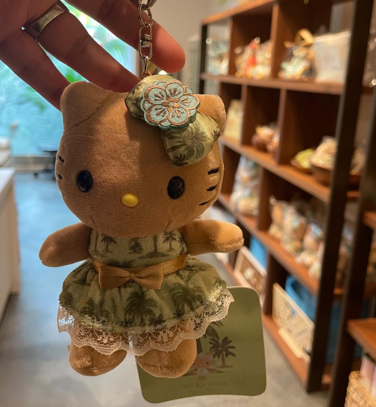 【ザ・カハラ・ホテルのキティ】ワイキキのショップで発見、カハラキティワイキキバージョン。55ドル（約8,525円）。