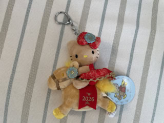 【ザ・カハラ・ホテルのキティ】干支キティ。馬に乗って中国風の衣装を着てます。55ドル（約8,525円）。