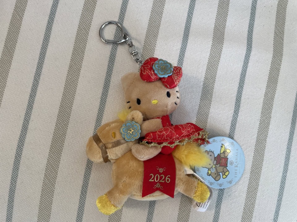 【ザ・カハラ・ホテルのキティ】干支キティ。馬に乗って中国風の衣装を着てます。55ドル（約8,525円）。