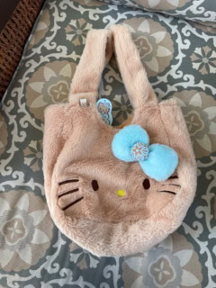 【ザ・カハラ・ホテルのキティ】ふわふわバッグ。ちゃんとキーホルダーを付けるリングも。105ドル（約16,275円）。