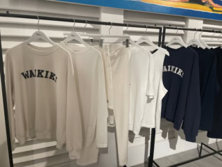 【ロンハーマン ワイキキ】スエット類はユニセックスアイテム。ゆったりシルエットが大人カジュアルにピッタリ。170ドル（約26,350円）。