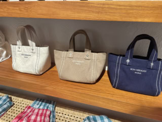 【ロンハーマン ワイキキ】みんな大好きなしっかりとしたキャンバス地。高級感あります。トートバッグ各100ドル（日本円で約15,500円）。