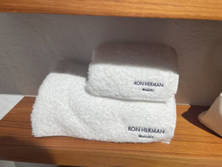 【ロンハーマン ワイキキ】ホテル仕様なふわふわ高級タオル。フェイスタオル20ドル（約3,100円）、バスタオル40ドル（約6,200円）。