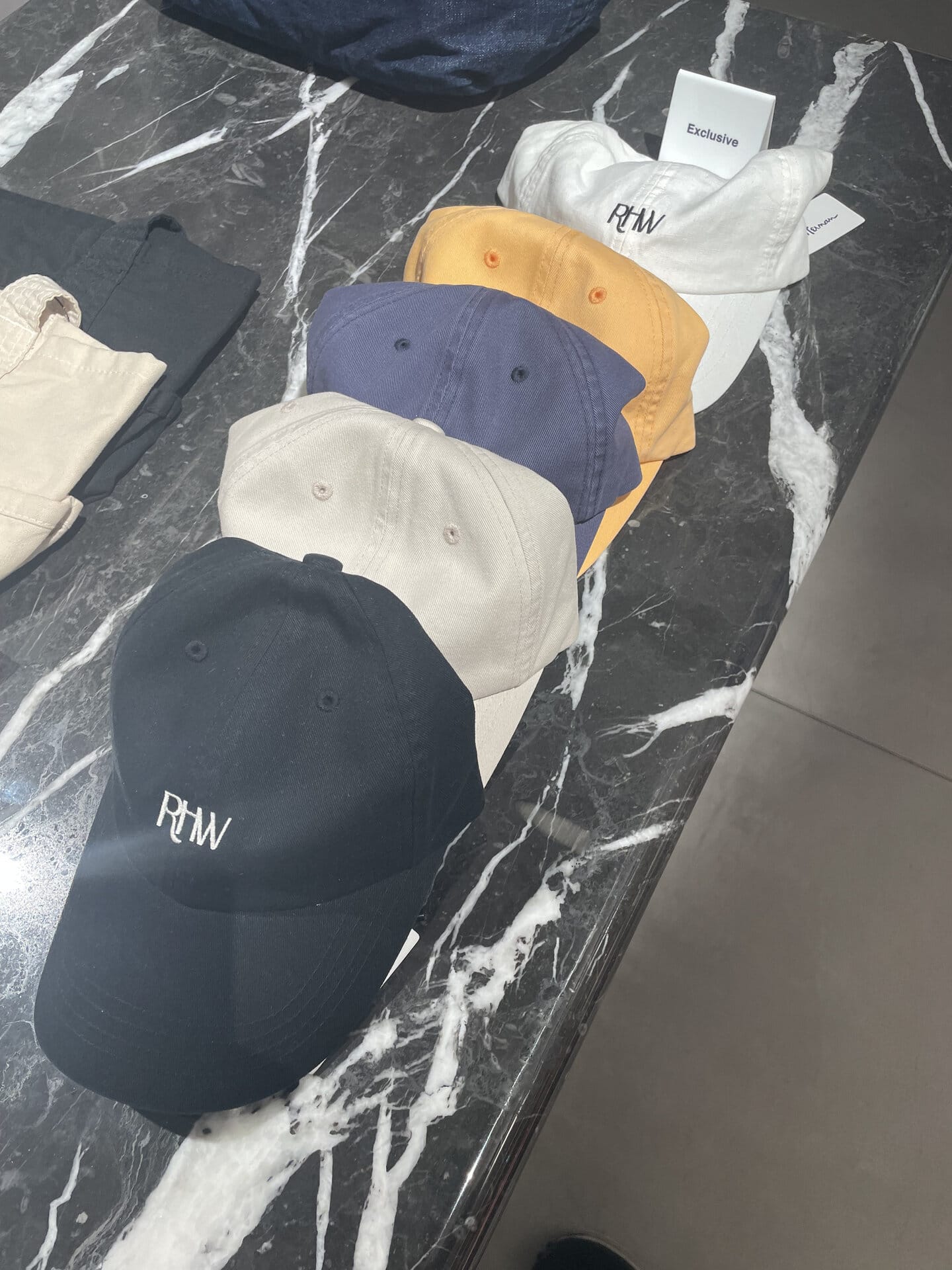 【ロンハーマン ワイキキ】シンプルなキャップは全5色。各85ドル（約13,175円）。