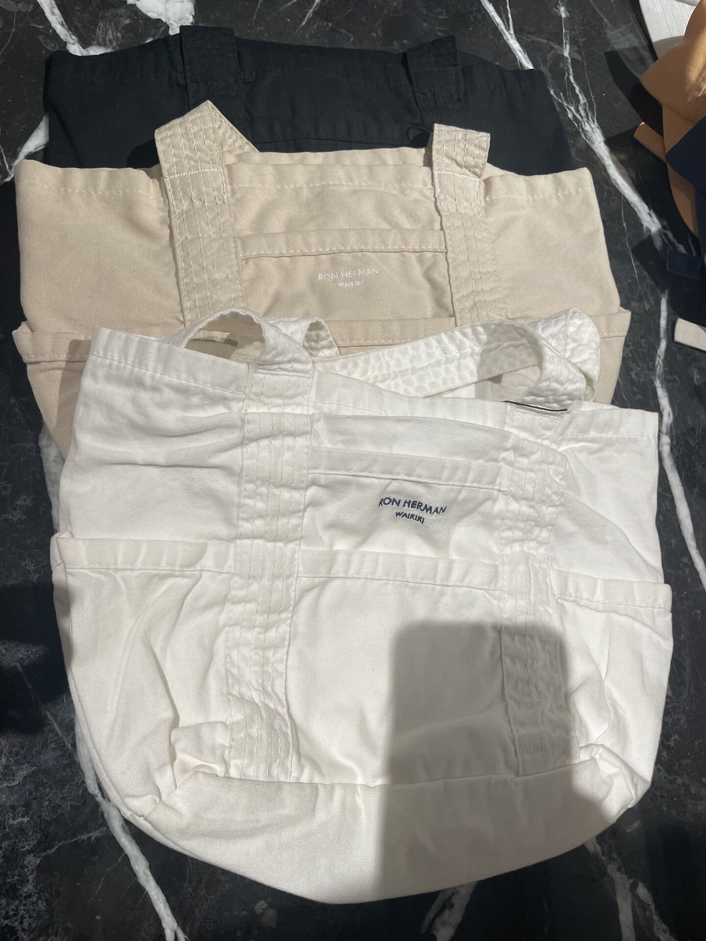 【ロンハーマン ワイキキ】ロゴバッグ Mサイズ180ドル（約27,900円）、Lサイズ220ドル（約34,100円）。