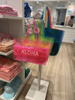 【SoHaのキッズ用カラフル“ALOHA”クリアトートバッグ】こちらはスモールサイズ。各12.80ドル（日本円で約1,984円）。
