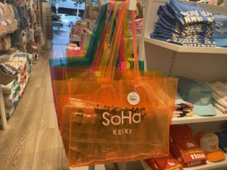 【SoHaのキッズ用カラフル“ALOHA”クリアトートバッグ】こちらはラージサイズ。肩がけできます。各16.80ドル（約2,604円）。