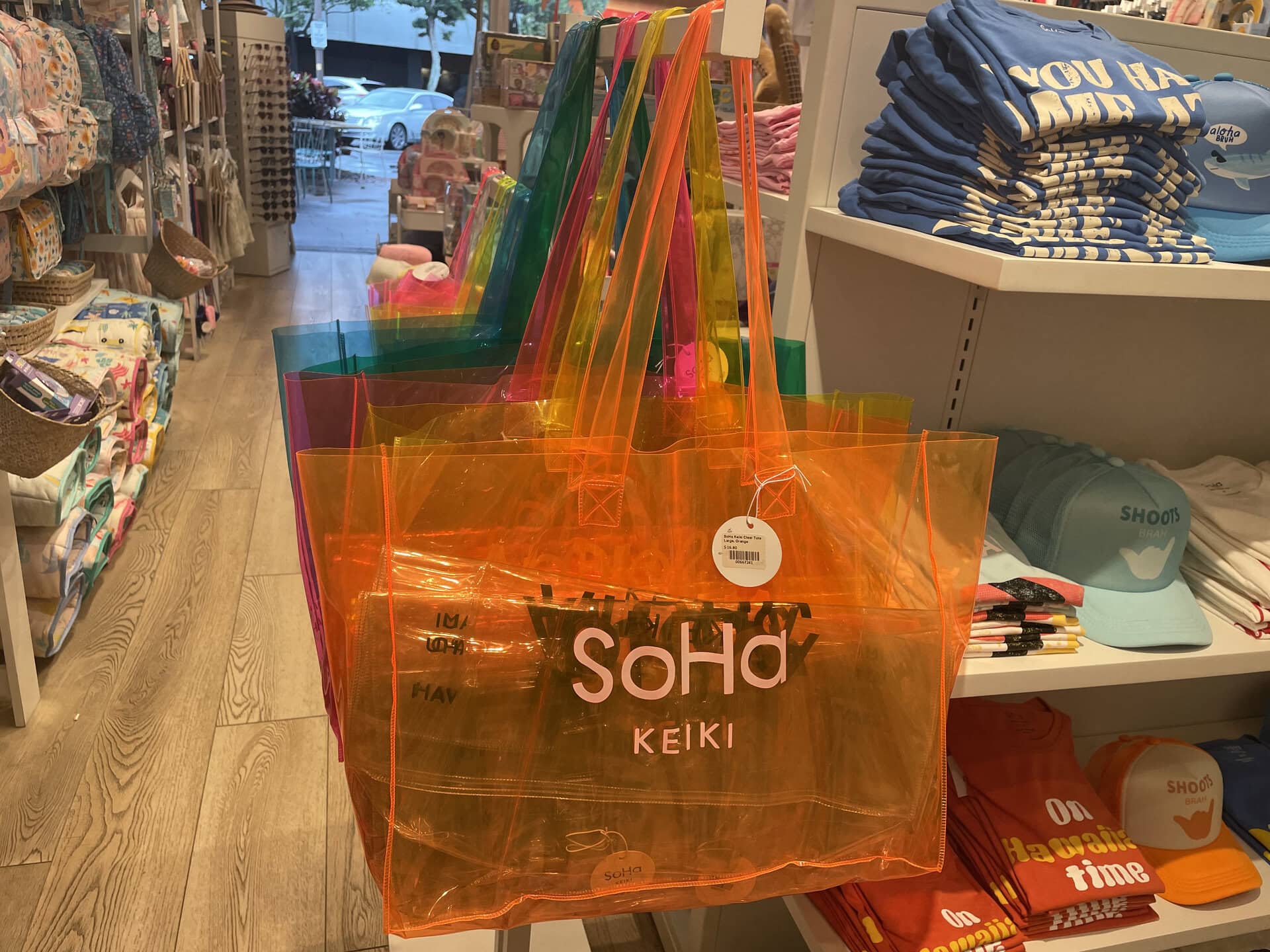 【SoHaのキッズ用カラフル“ALOHA”クリアトートバッグ】こちらはラージサイズ。肩がけできます。各16.80ドル（約2,604円）。