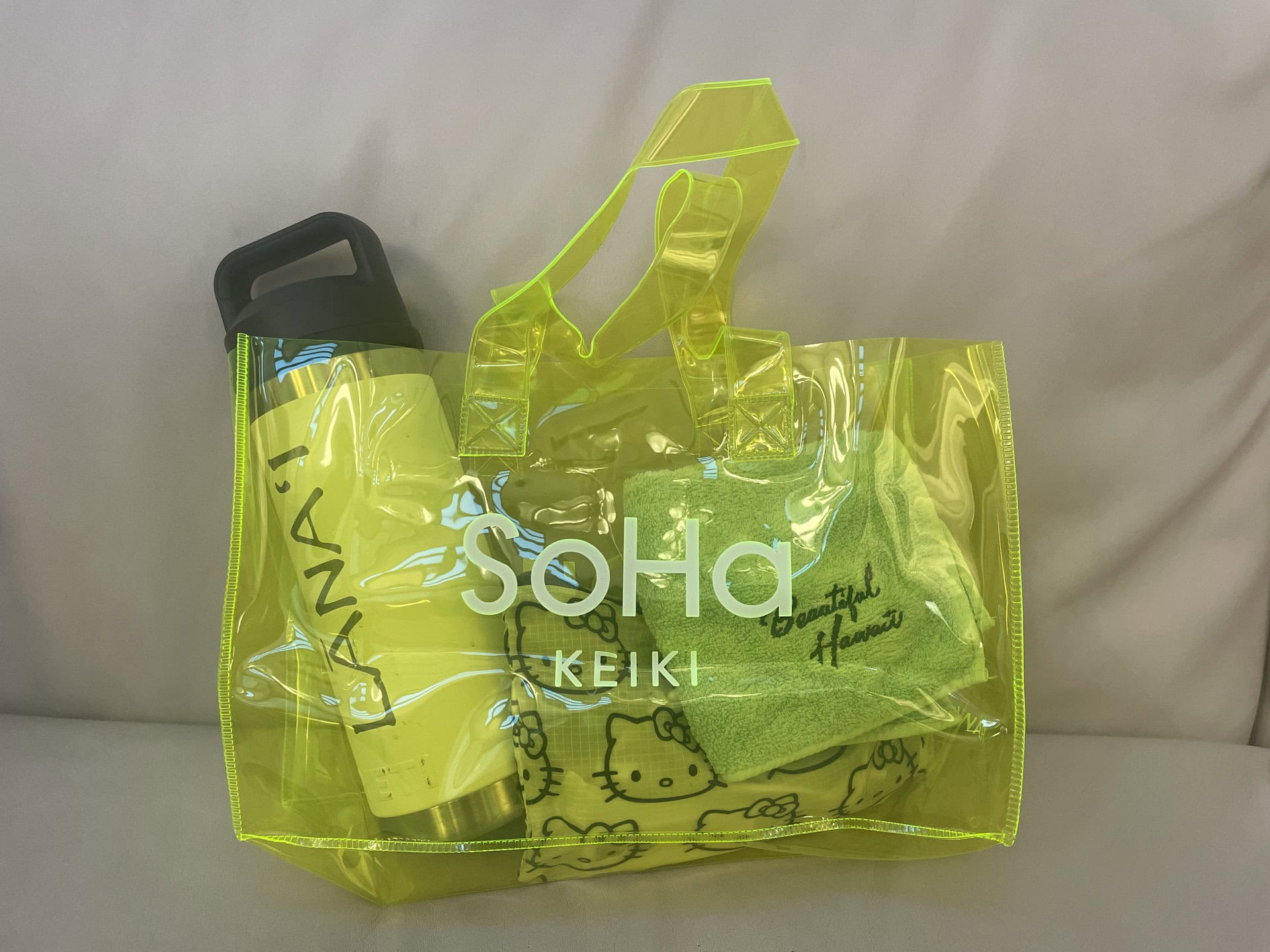 【SoHaのキッズ用カラフル“ALOHA”クリアトートバッグ】私はイエローを選びました。バッグの中身もハワイを意識。