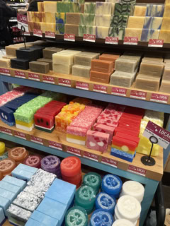 【ホールフーズマーケット】ホールフーズの石鹸コーナー。カラフルで可愛いのに、いつも眺めてるだけでした。次回は下段に見えているヘチマ石鹸を買うつもりです。そのままボディウォッシュになるスグれもの！