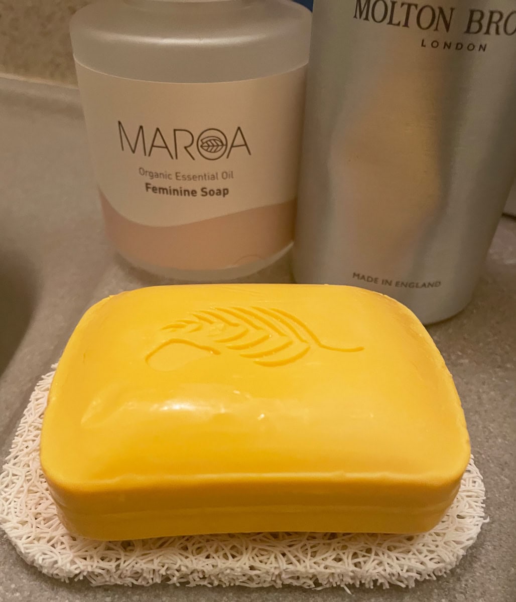 【ホールフーズマーケット】日本へ戻ってさっそく使用。ハワイのエコな友人にもらったハチミツ石鹸を乗せたらイイ感じー。早く色移りしないかな。