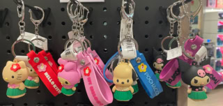 【ABC STORE】ラバー素材のキーホルダー各9.99ドル（約1,548円）。