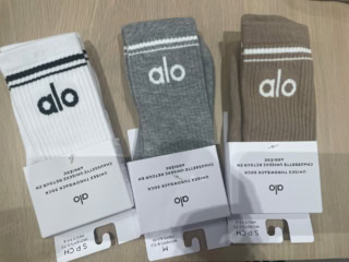 【alo】ちょっとお高めだけどおみやげにしたら絶対喜ばれる。ソックス各34ドル（約5,270円）。