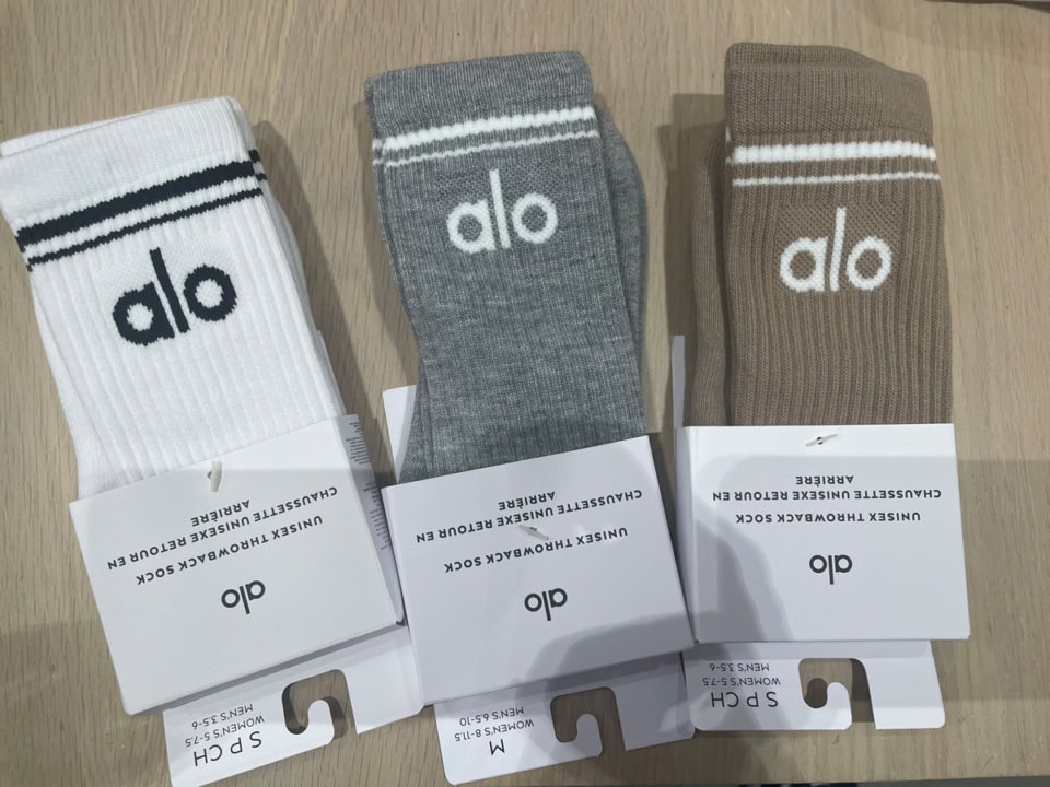 【alo】ちょっとお高めだけどおみやげにしたら絶対喜ばれる。ソックス各34ドル（約5,270円）。