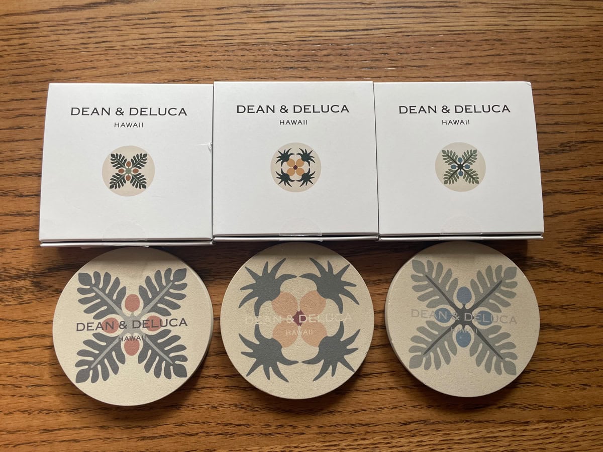 【ディーン＆デルーカ】控えめな配色でハワイハワイし過ぎていないのもイイですよね。コースター各9.5ドル（約1,472円）
