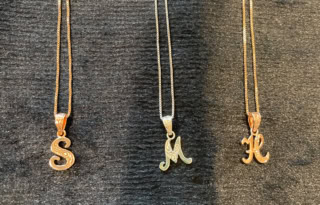 【ハワイアンジュエリー】シルバーのイニシャルトップ＋チェーン各70ドル（約10,850円）